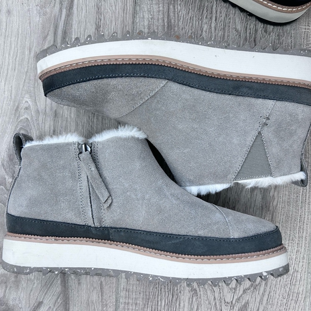 Gray Suede women’s Tom’s boots with fur lining